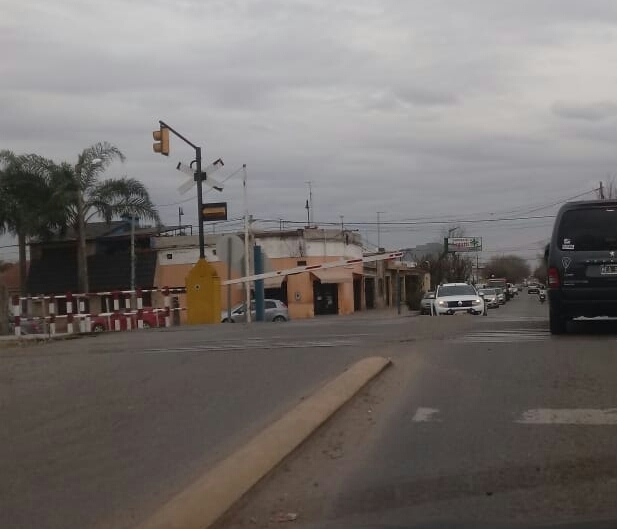 Imagen de Barrera baja en el cruce de calle Juan B Justo