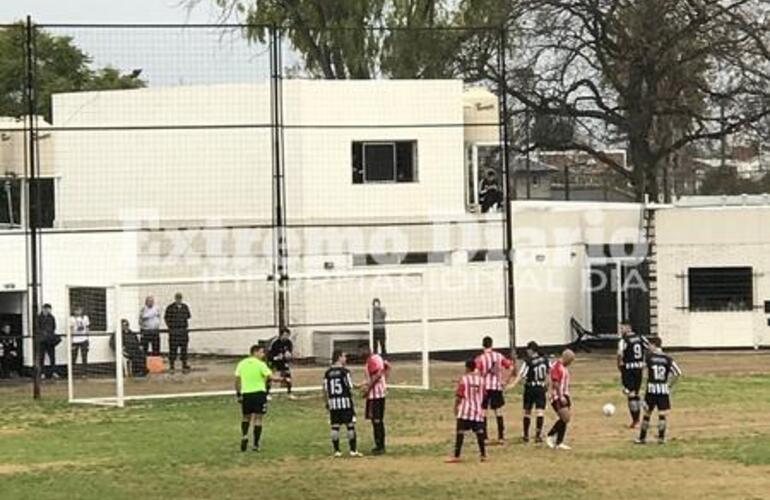 Penal y gol. El nuevo jugador de Unión, Eugenio Sabedra convirtió en su debut