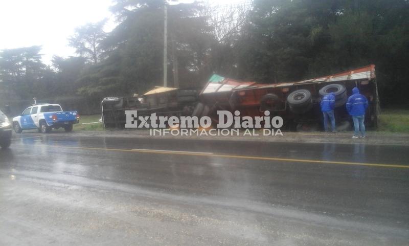 Imagen de Vuelco de un camión sobre Ruta 21 a la altura del Motel Edén