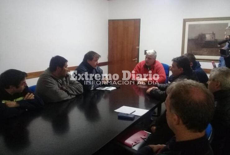 Imagen de Carreros y Ejecutivo reunidos en la Municipalidad