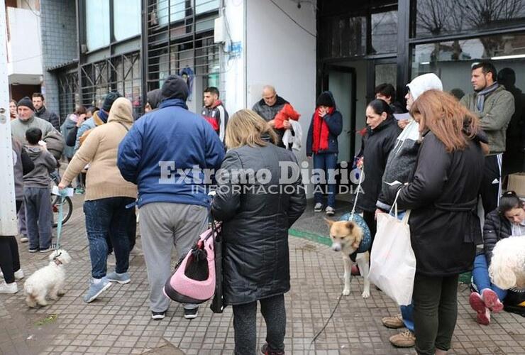 Amplia convocatoria. Muchos vecinos se acercaron a llevar a sus mascotas desde temprano.