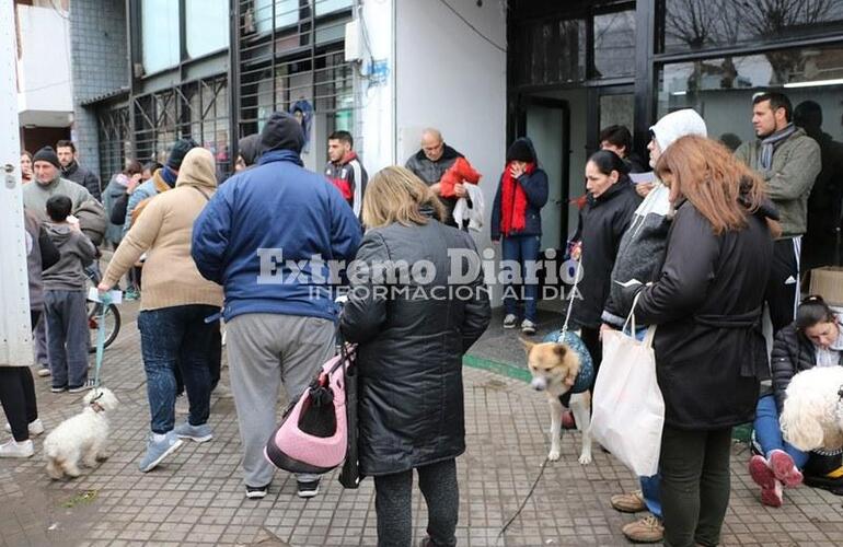 Amplia convocatoria. Muchos vecinos se acercaron a llevar a sus mascotas desde temprano.