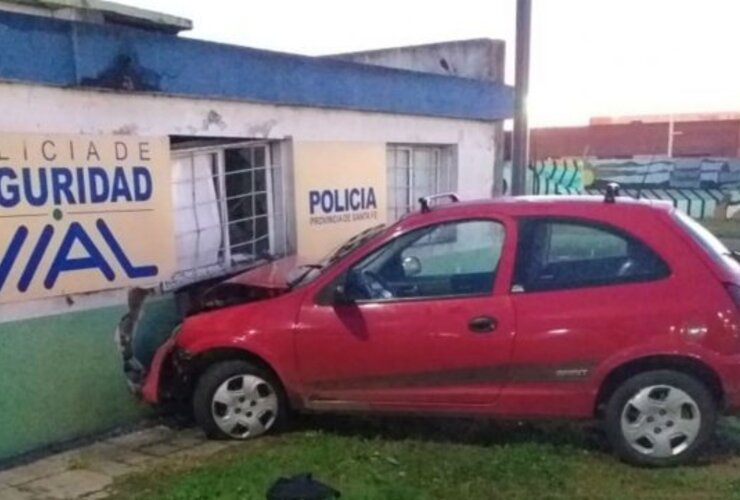 El Celta se estrelló contra la sede de la Policía de Seguridad Vial