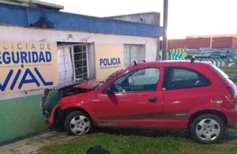 El Celta se estrelló contra la sede de la Policía de Seguridad Vial