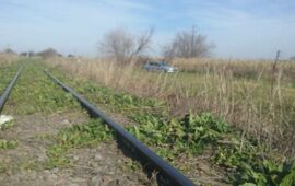 Las v&iacute;as del ferrocarril al lado del auto que fue saqueado. Foto: Rosario 3