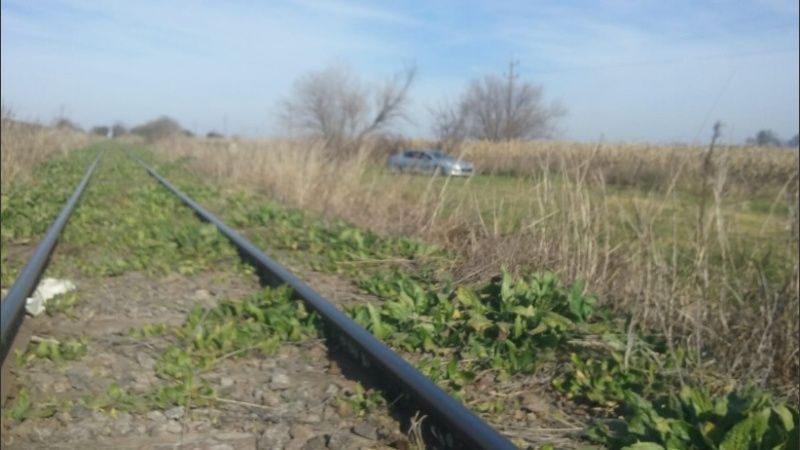 Las vías del ferrocarril al lado del auto que fue saqueado. Foto: Rosario 3