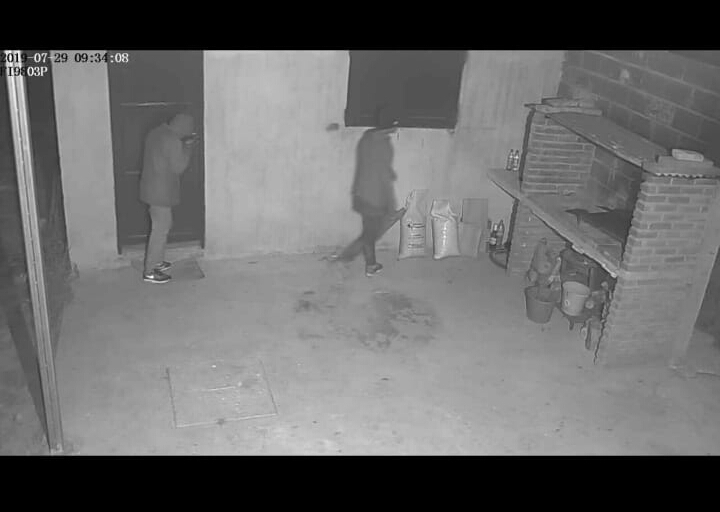 Pudo ver a los delincuentes que intentaron ingresar a su casa mediante las c&aacute;maras que instal&oacute; en su propiedad.