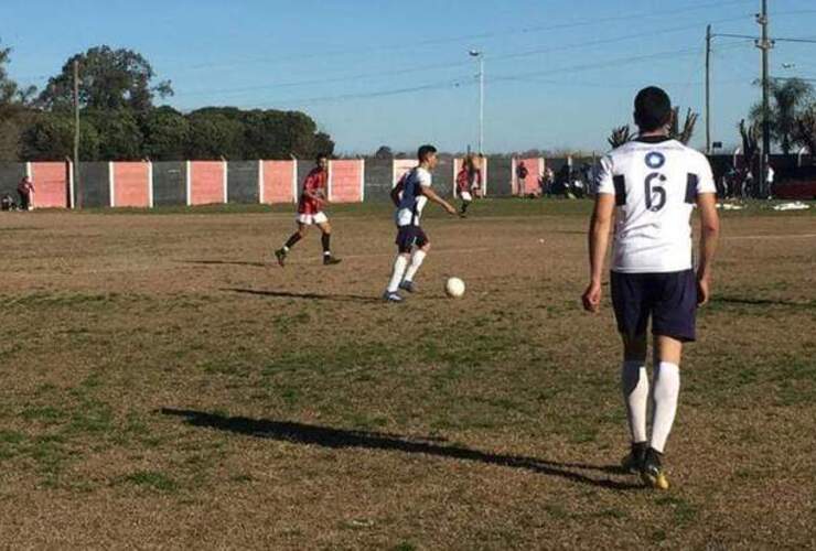 Central Argentino ganó el clásico de visitante y es el único líder.