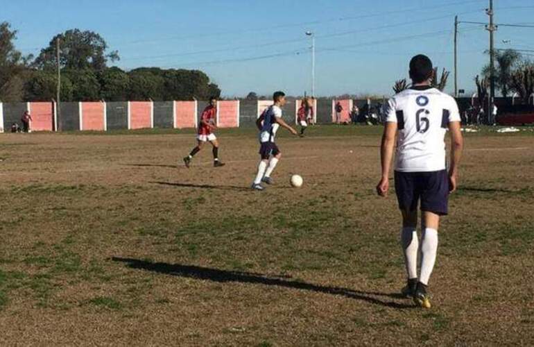 Central Argentino ganó el clásico de visitante y es el único líder.