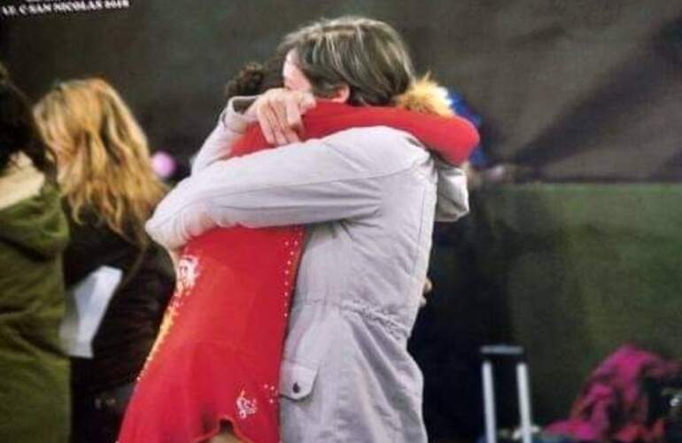 Abrazo de gloria. Sofía y Daina celebran el paso al Nacional.