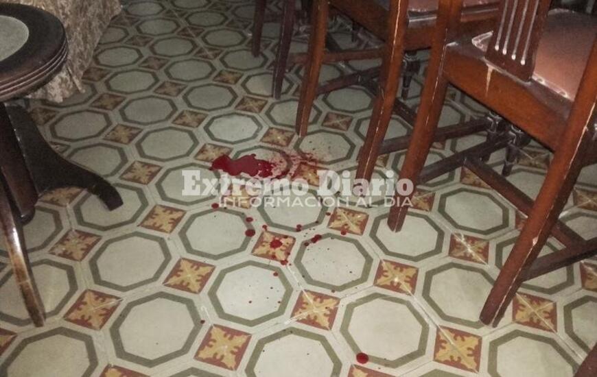 Del negocio a la casa. Lo llevaron al living de la propiedad familiar y lo lastimaron.
