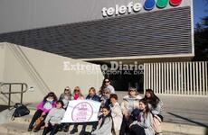 Las tejedoras solidarias afuera de Telefe