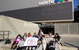 Las tejedoras solidarias afuera de Telefe