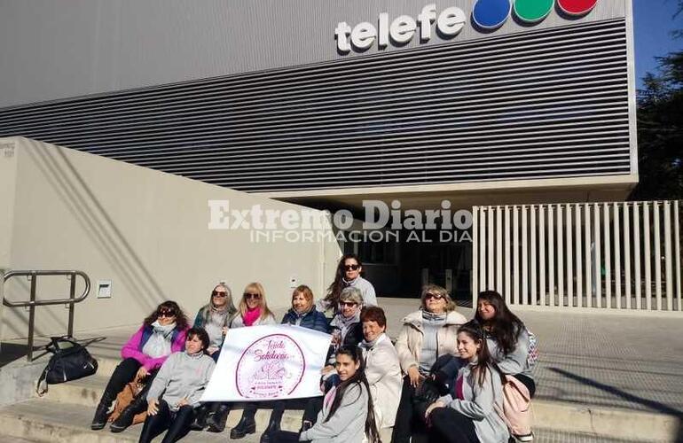 Las tejedoras solidarias afuera de Telefe