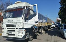 Imagen de Dos en la ciudad: Camiones cerealeros en el centro de Arroyo Seco