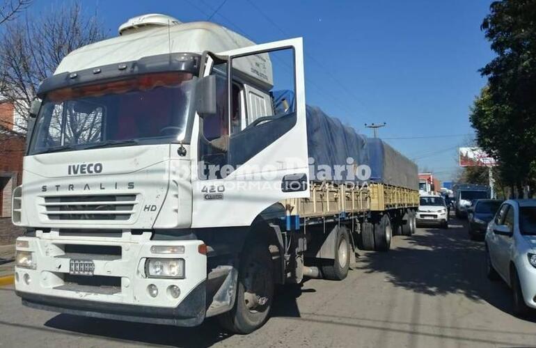 Imagen de Dos en la ciudad: Camiones cerealeros en el centro de Arroyo Seco