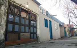 Imagen de Balearon una casa donde hab&iacute;a tres chicos y mataron a una joven