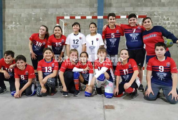 Alumnos de la Escuelita de Handball de Talleres.