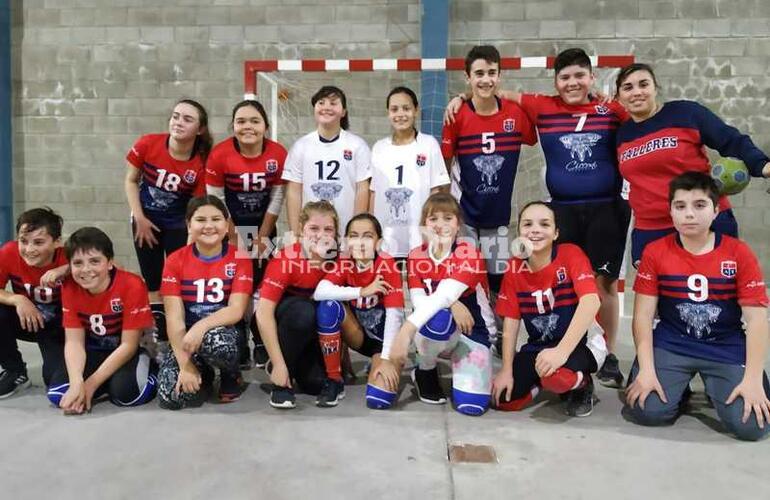 Alumnos de la Escuelita de Handball de Talleres.