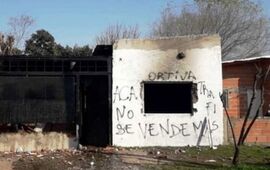 La fachada del inmueble fue pintada por los vecinos que causaron el incendio. Foto: Twitter / @anytramontini