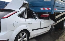 El Focus se incrust&oacute; en la parte trasera del cami&oacute;n. Foto: @SERGIO_SRAMIREZ