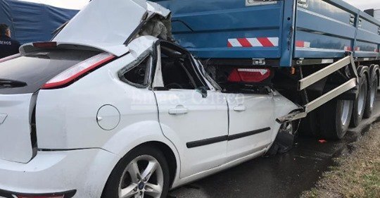 El Focus se incrust&oacute; en la parte trasera del cami&oacute;n. Foto: @SERGIO_SRAMIREZ