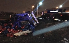El cami&oacute;n volc&oacute; y los cajones de cervezas quedaron desparramados.