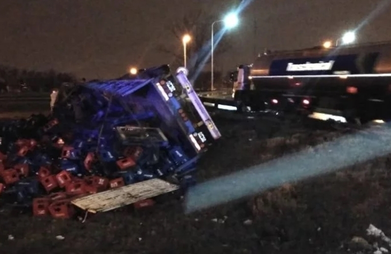 El cami&oacute;n volc&oacute; y los cajones de cervezas quedaron desparramados.
