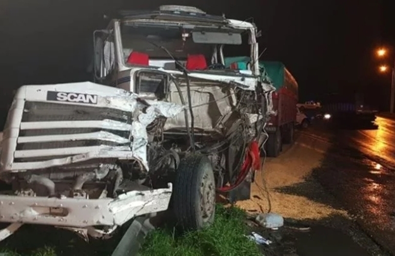 Así quedó uno de los camiones implicados en el siniestro vial.