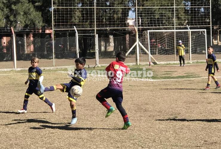 Los infantiles de la categoría 2012 en pleno partido.