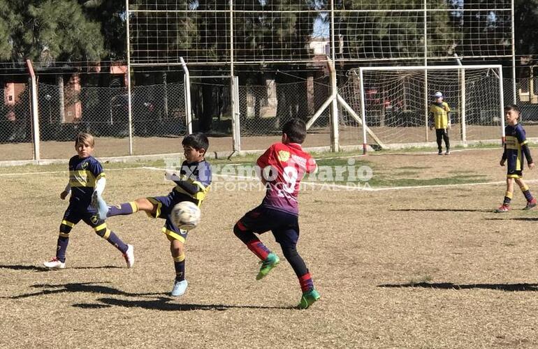 Los infantiles de la categoría 2012 en pleno partido.