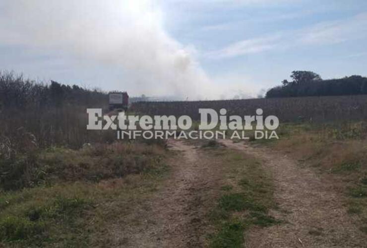 Imagen de #Ahora. Una dotación trabaja en incendio de pastizales