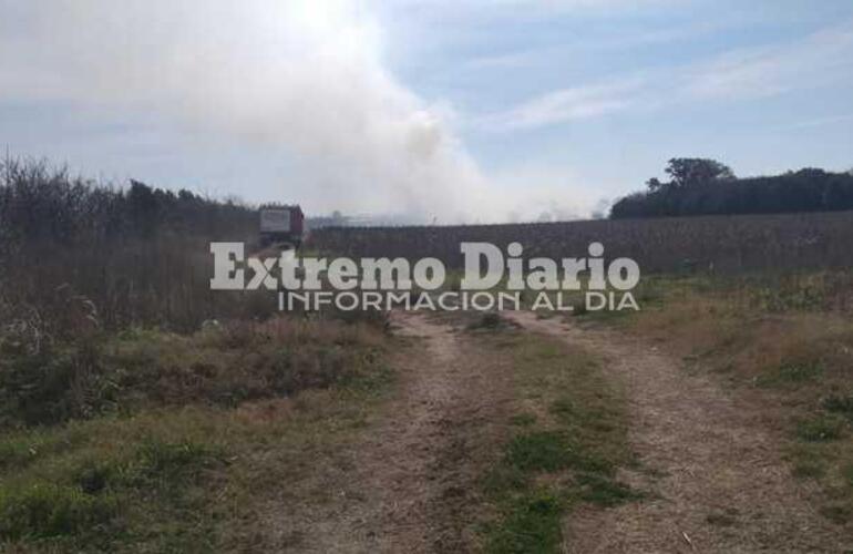 Imagen de #Ahora. Una dotación trabaja en incendio de pastizales