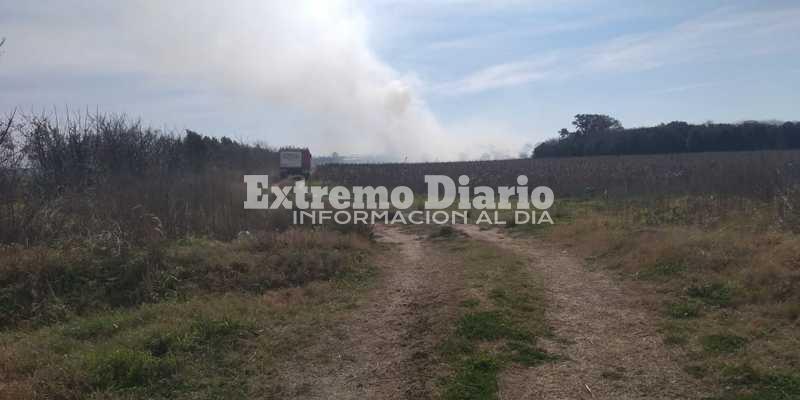 Imagen de #Ahora. Una dotaci&oacute;n trabaja en incendio de pastizales