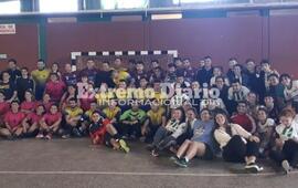 Hombres y mujeres en una jornada a puro Handball.