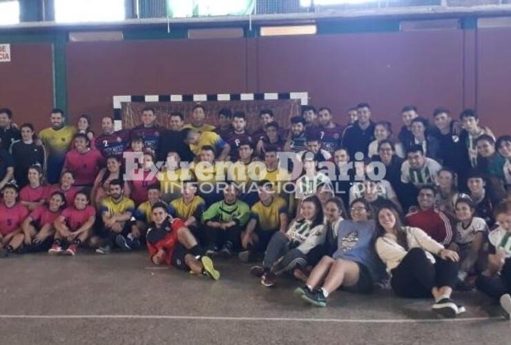 Hombres y mujeres en una jornada a puro Handball.