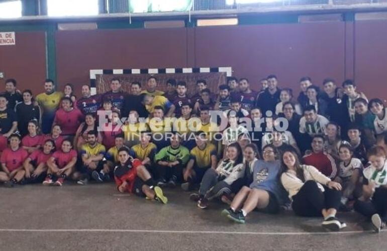 Hombres y mujeres en una jornada a puro Handball.