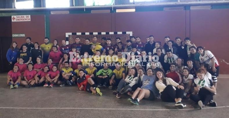 Hombres y mujeres en una jornada a puro Handball.