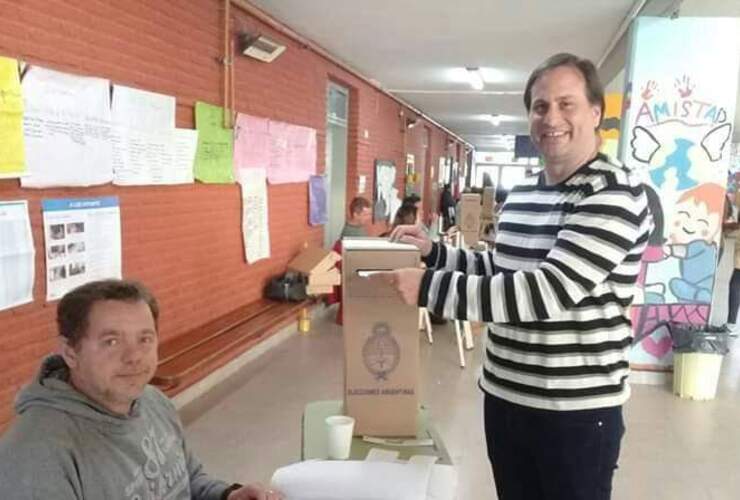 El Presidente Comunal Esteban Ferri acudió a votar apoyando la candidatura de Alberto Fernández y la ex presidenta Cristina Fernández de Kirchner.