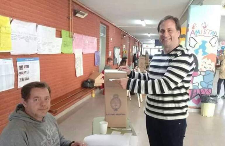 El Presidente Comunal Esteban Ferri acudió a votar apoyando la candidatura de Alberto Fernández y la ex presidenta Cristina Fernández de Kirchner. El Presidente Comunal Esteban Ferri acudió a votar apoyando la candidatura de Alberto Fernández y la ex presidenta Cristina Fernández de Kirchner.