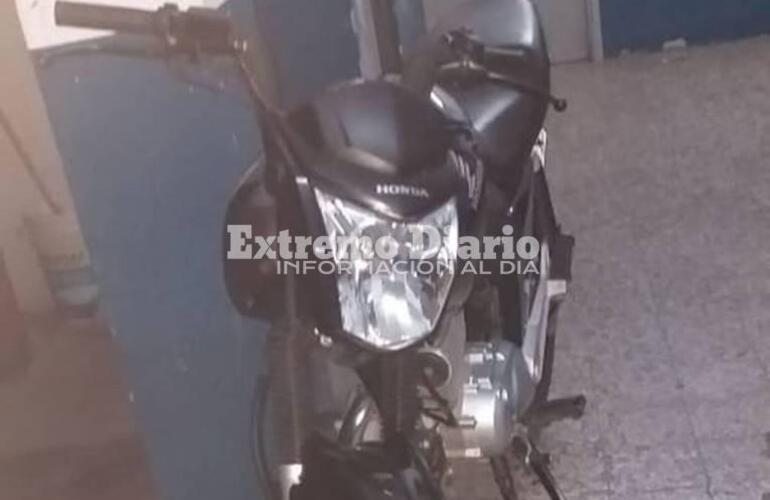 Imagen de Dos sujetos fueron trasladados a la comisar&iacute;a y una moto qued&oacute; secuestrada