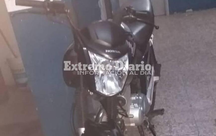 Imagen de Dos sujetos fueron trasladados a la comisar&iacute;a y una moto qued&oacute; secuestrada
