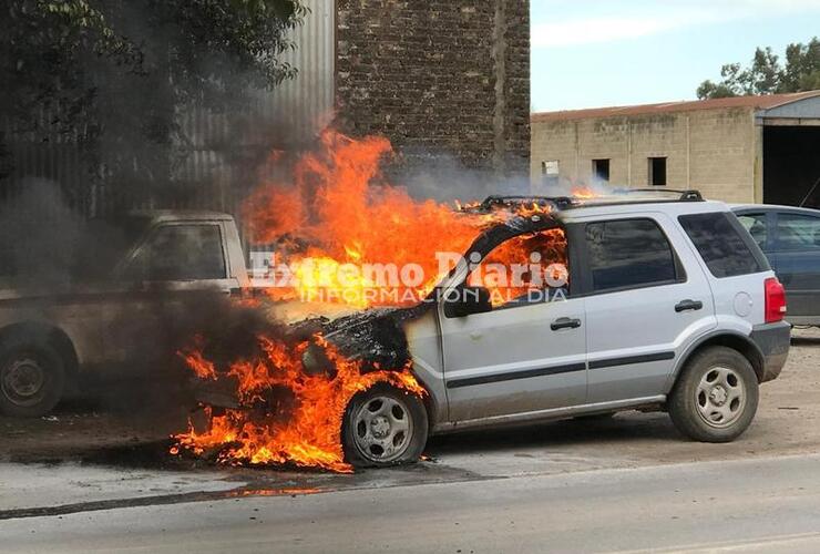 Imagen de Se le prendió fuego la camioneta