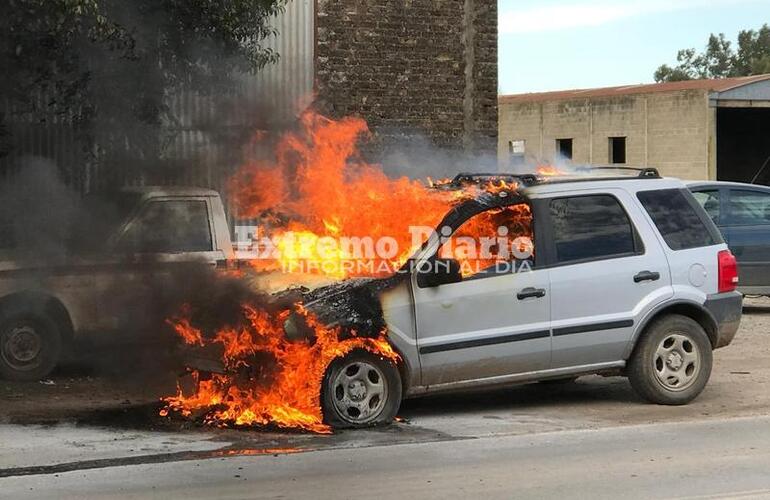 Imagen de Se le prendió fuego la camioneta