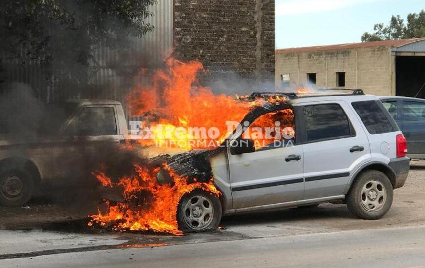 Imagen de Se le prendi&oacute; fuego la camioneta