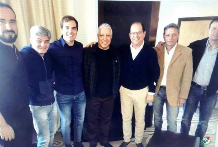 El "Tolo" y su equipo de trabajo entre los que está "Carozo" junto al Presidente del fútbol panameño Manuel Arias.