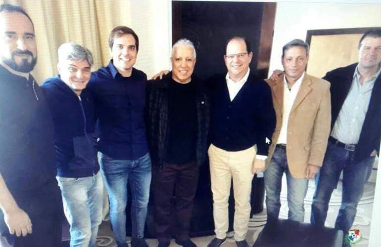 El "Tolo" y su equipo de trabajo entre los que está "Carozo" junto al Presidente del fútbol panameño Manuel Arias.