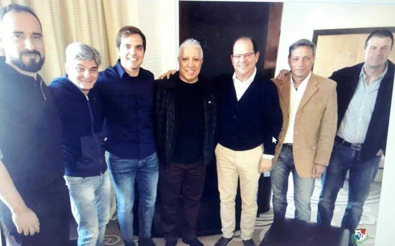 El "Tolo" y su equipo de trabajo entre los que est&aacute; "Carozo" junto al Presidente del f&uacute;tbol paname&ntilde;o Manuel Arias.