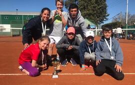 El equipo santafesino con su premio del tercer puesto.