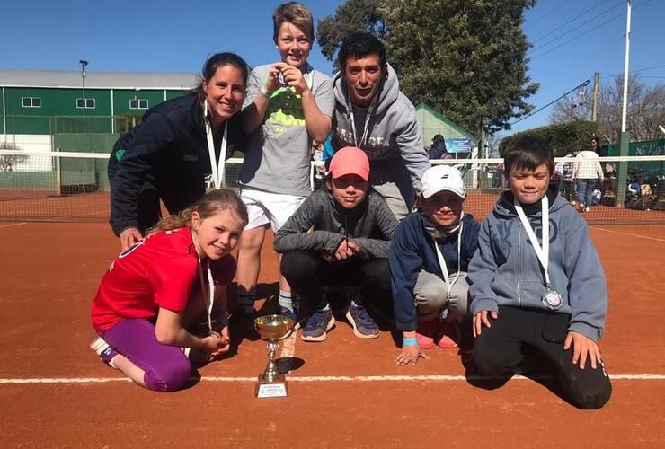 El equipo santafesino con su premio del tercer puesto.